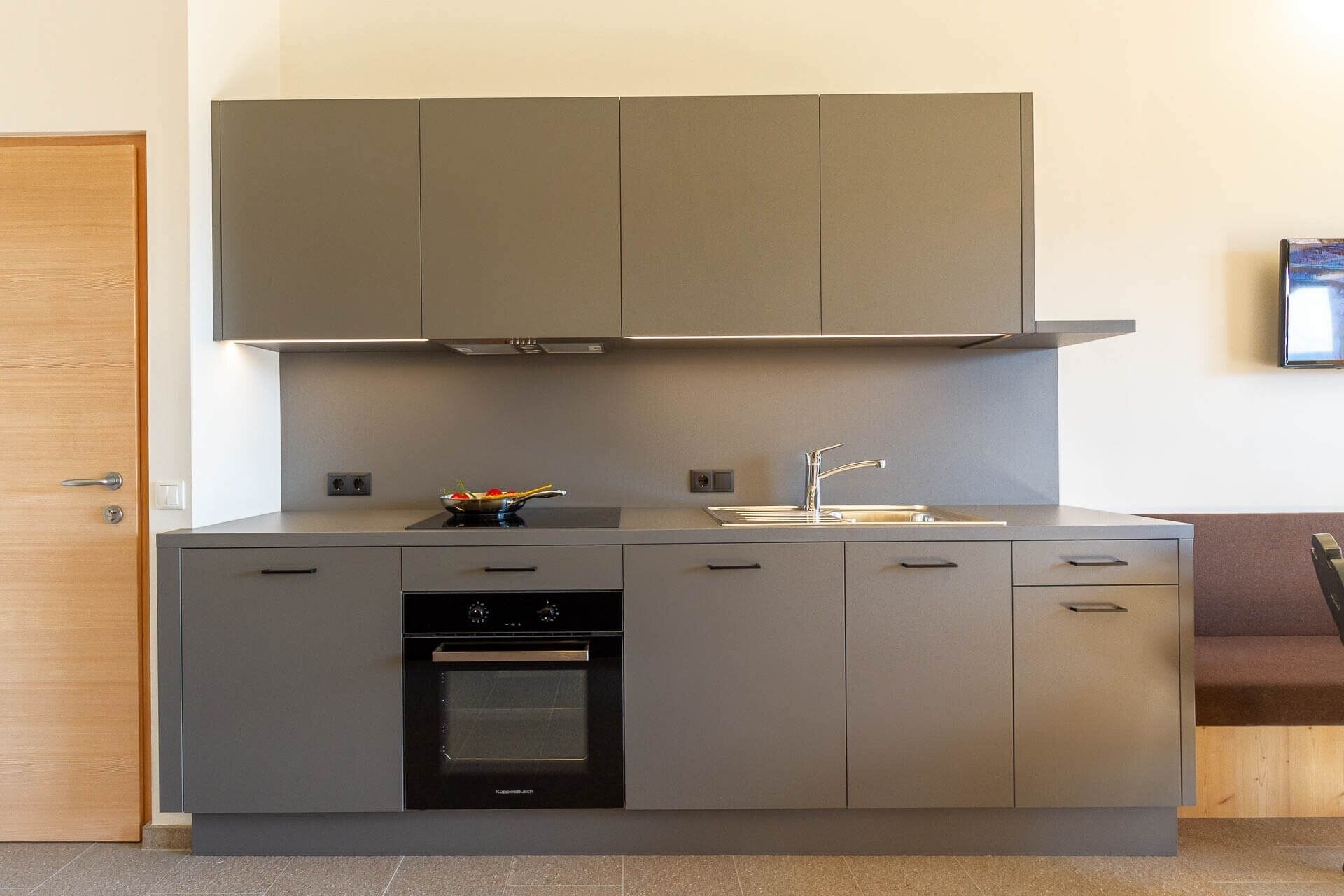 Een koelkast, een oven, een kookplaat, een vaatwasser