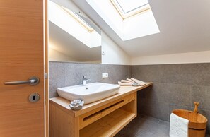 Douche, sèche-cheveux, serviettes fournies