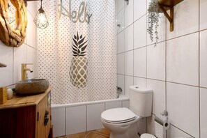 Bathtub, hair dryer, towels - Vacation Apartment House Bali Furnas with Mountain View, Wi-Fi & Balcony (Furnas)