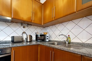 Kühlschrank, Mikrowelle, Ofen, Herdplatte