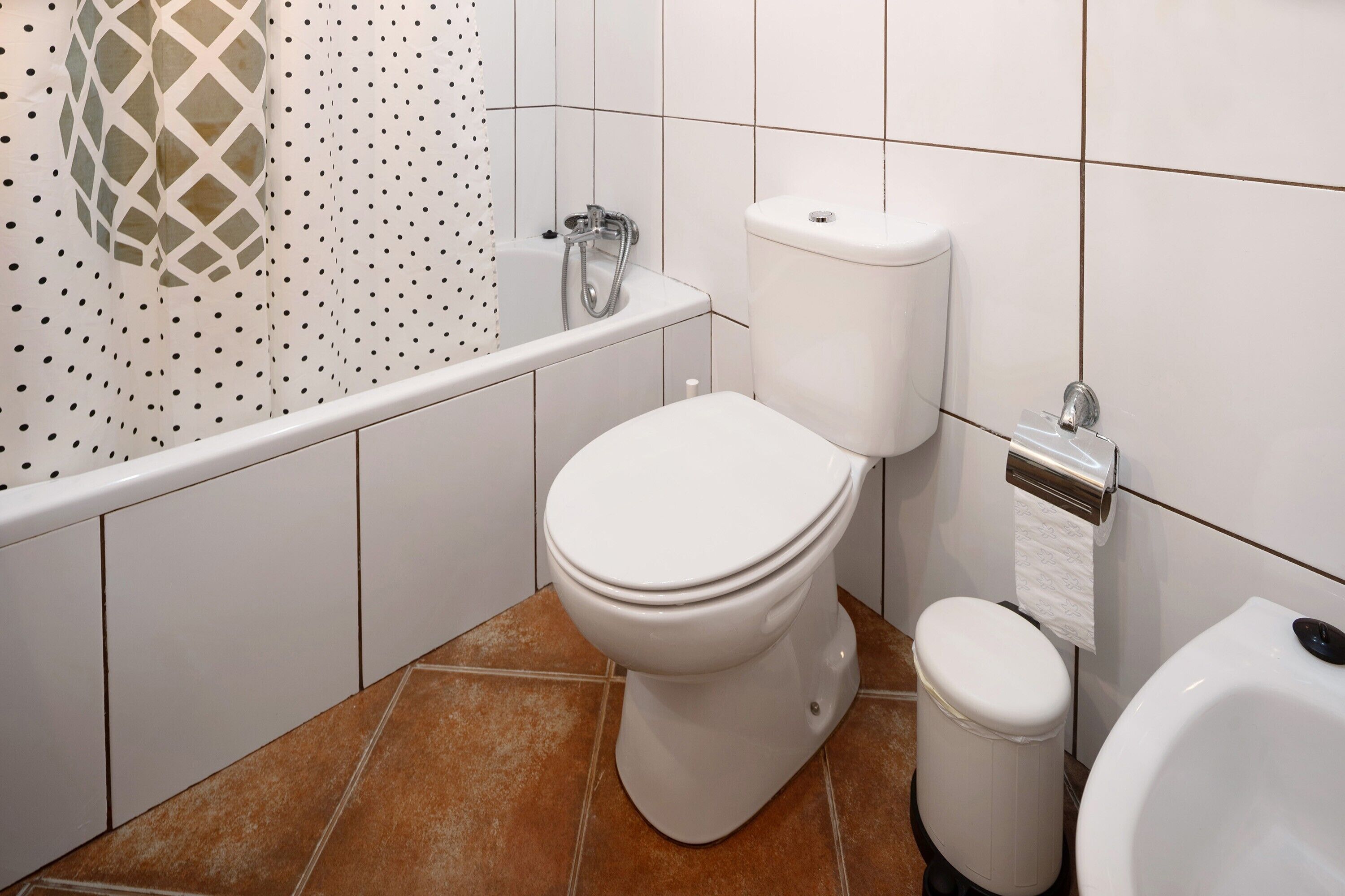 Un bagno con toilette, bidet e vasca da bagno.