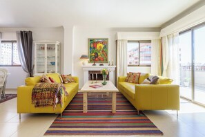 TV - Penthouse Apartment "Acapulco" with Shared Pool, Garden, Terrace and Wi-Fi (Fuengirola)