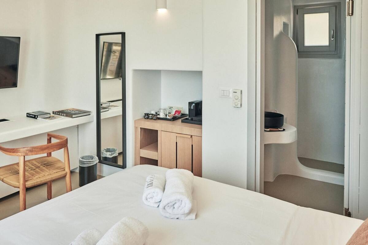 Premium bedding, down comforters, in-room safe, desk