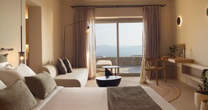 Phòng Suite có thiết kế đặc trưng, 1 giường cỡ king, hiên (Living Room, Pool Access) | Bộ đồ giường cao cấp, chăn bông, két bảo mật tại phòng, bàn