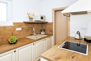 ثلاجة، ميكروويف، فرن، موقد طهي مسطح