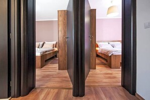 3 عدّة غرف نوم ومكواة/لوح كي وواي فاي وملاءات أسرّة