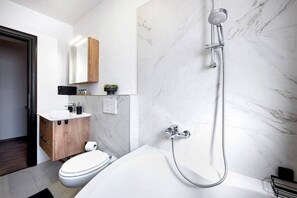 Baignoire, séchoir à cheveux, serviettes fournies