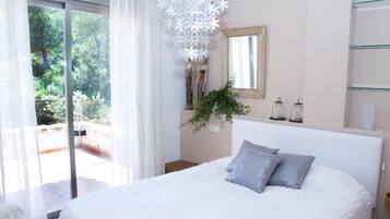 3 bedrooms, desk, iron/ironing board, travel crib