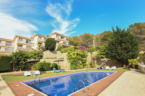 Beautiful townhouse with garden, communal pool in Calpe, 4 km from the beach.