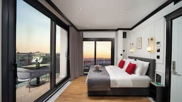 Deluxe-Doppelzimmer, Terrasse | Hochwertige Bettwaren, Tempur-Pedic-Betten, Minibar, Zimmersafe