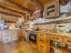 Réfrigérateur, micro-ondes, plaque de cuisson, lave-vaisselle