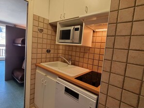 Réfrigérateur, four à micro-ondes, surface de cuisson, lave-vaisselle