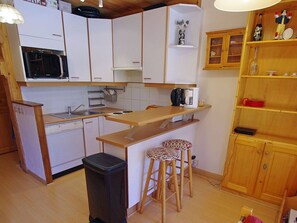 Frigorífic, microones, rentaplats i cafetera i tetera