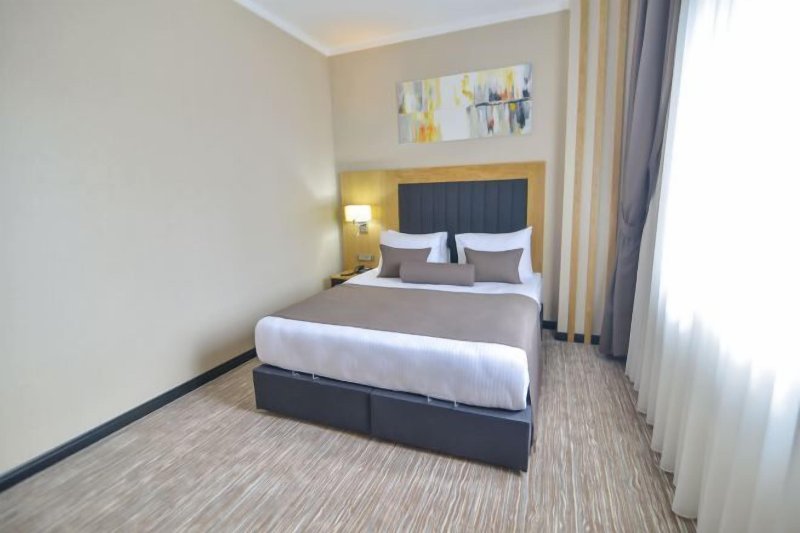Hochwertige Bettwaren, Minibar, Schreibtisch