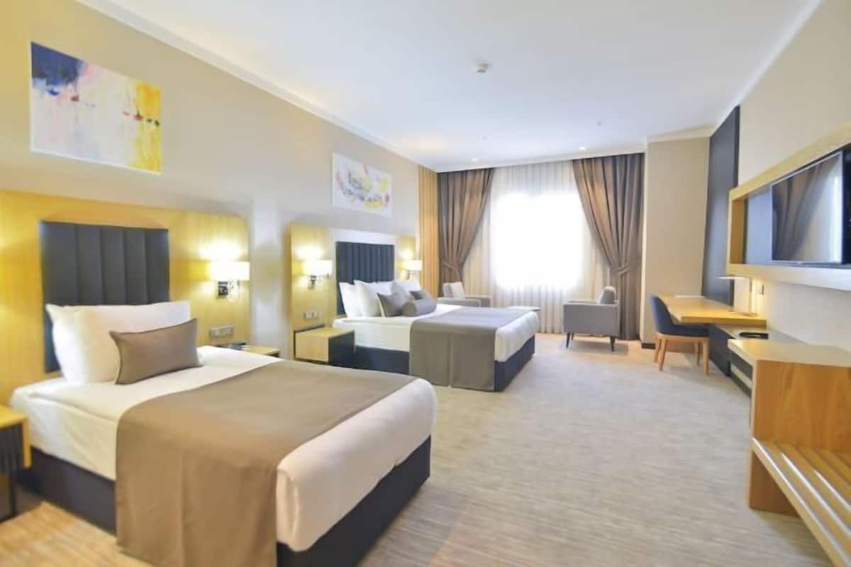 1 kamar tidur, seprai premium, minibar, dan meja kerja