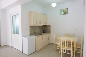 Studio, 1 Doppelbett, Balkon | Eigene Küche | Mini-Kühlschrank, Kochgeschirr/Geschirr/Besteck