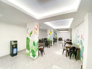 Phục vụ bữa sáng, bữa trưa và bữa tối 