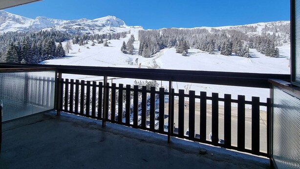 A balcony with a view of a snowy mountain landscape. - Cozy studio with WIFI 50m from slopes - 4 ppl (Le Dévoluy)