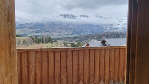 A wooden balcony with a view of snow-capped mountains and a valley below. - 2-room apartment with cabin - 6 ppl - Near slopes (Le Dévoluy)