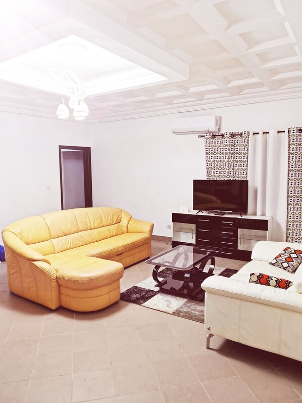 TV, offices - APARTMENT FIDJROSSE PLAGE (Cotonou)