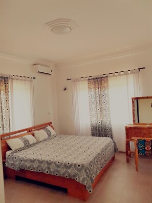 3 bedrooms, desk, iron/ironing board, free WiFi - APARTMENT FIDJROSSE PLAGE (Cotonou)