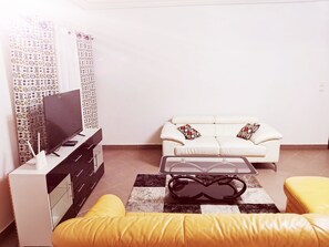 TV, offices - APARTMENT FIDJROSSE PLAGE (Cotonou)