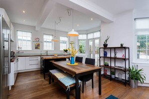 Køleskab, mikrobølgeovn, ovn, kogeplade