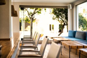 2 bares o lounges, 2 bares junto a la alberca 