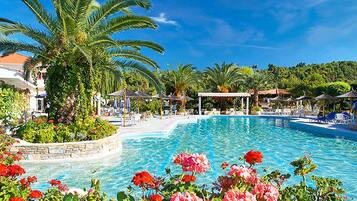 2 albercas al aire libre, sombrillas en la alberca y camastros