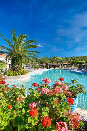 2 室外游泳池，10:30 至 18:30 开放，池畔遮阳伞，日光浴躺椅