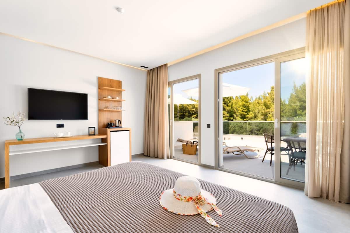 Deluxe Suite | 1 bedroom, in-room safe, individually decorated, individually furnished