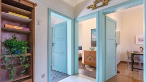 Une pièce comprenant une bibliothèque en bois, un miroir, une commode et un coin repas.