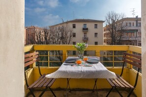 Outdoor dining - GuestHost - The apartment is located in the Saffi district, a residential district and well served 10 minutes from Porta San Felice.Easily reachable from the station, from Bologna Marconi airport, from the motorway exit and from the city center.Near the  (Bologna)
