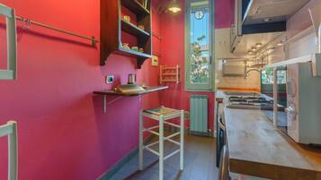 Kühlschrank, Mikrowelle, Ofen, Herdplatte