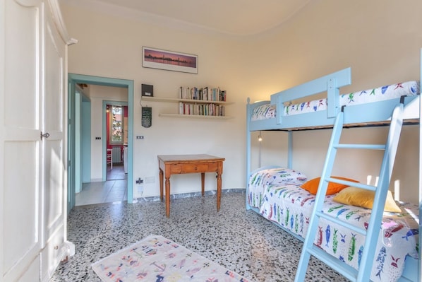 2 habitaciones, escritorio, tabla de planchar con plancha y wifi 