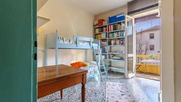 2 slaapkamers, een bureau, een strijkplank/strijkijzer, wifi