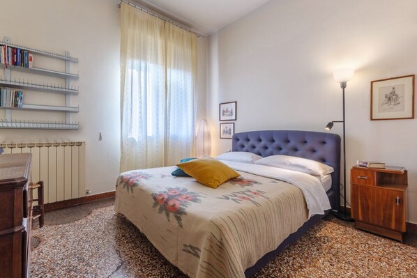 2 bedrooms, desk, iron/ironing board, WiFi