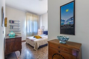 2 bedrooms, desk, iron/ironing board, WiFi