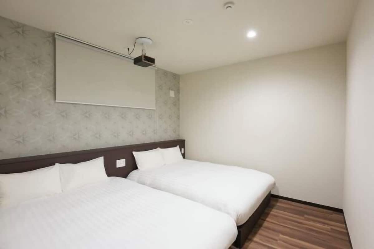2 bedrooms, desk, blackout curtains, free WiFi