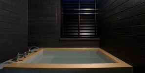 Appartement, non-fumeur, animaux de compagnie interdits (8persons, 105) | Salle de bain | Ensemble baignoire-douche, séchoir à cheveux, pantoufles