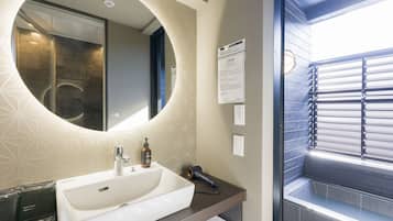 Ducha y bañera combinadas, secador de pelo y zapatillas