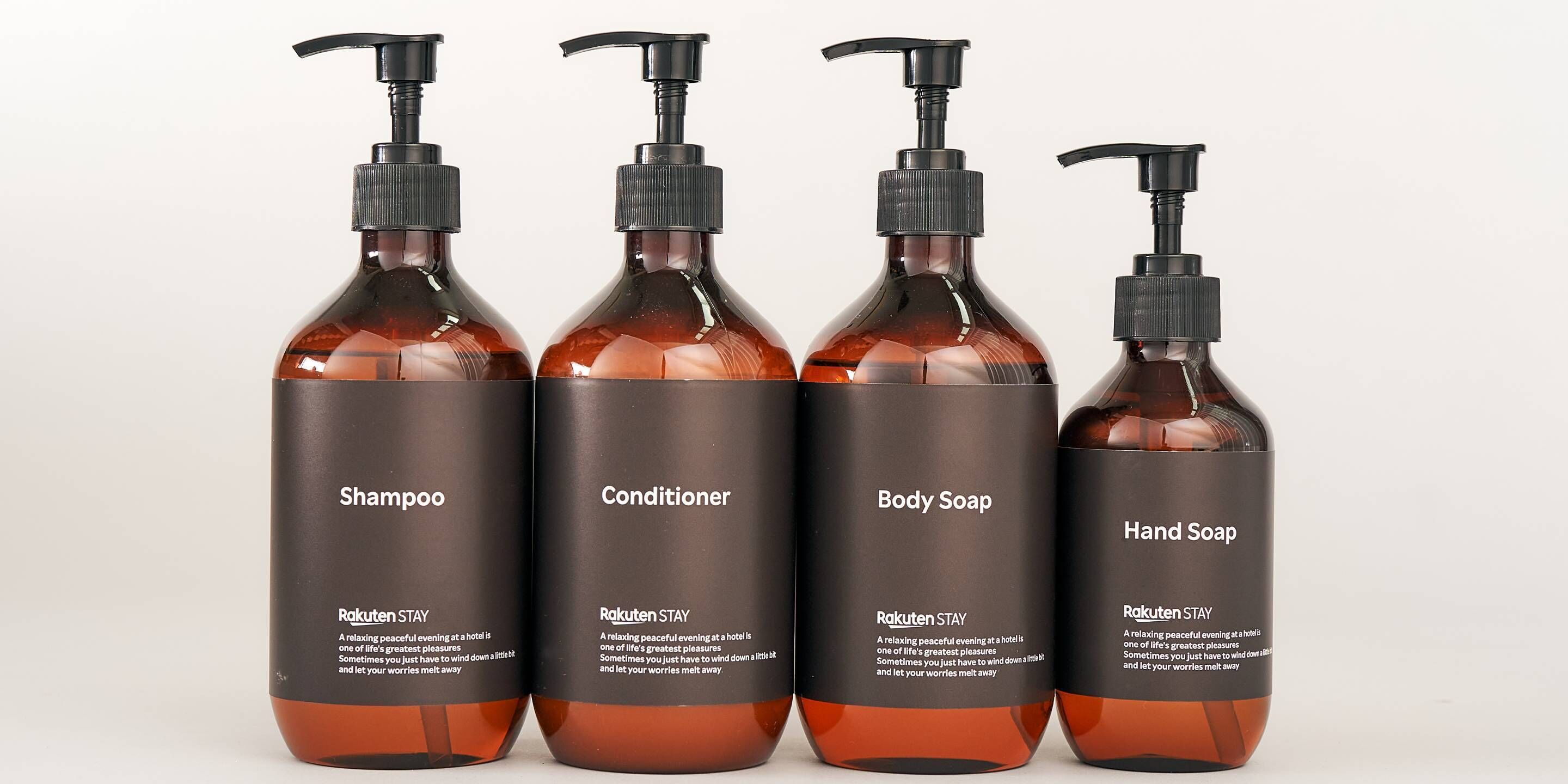 Quatro produtos Rakuten STAY: shampoo, condicionador, sabonete corporal e sabonete para as mãos.