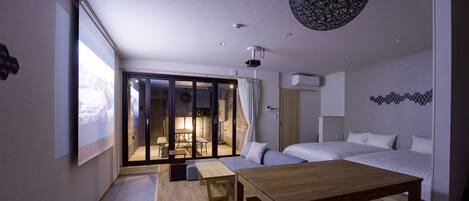 Une chambre moderne avec un grand lit, une table en bois et un balcon offrant une vue agréable.