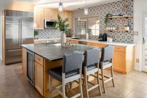 冷蔵庫、電子レンジ、オーブン、コンロ