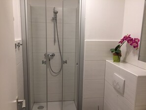 Doccia, asciugacapelli, asciugamani, sapone