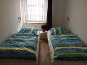 2 camere, culla da viaggio, lenzuola
