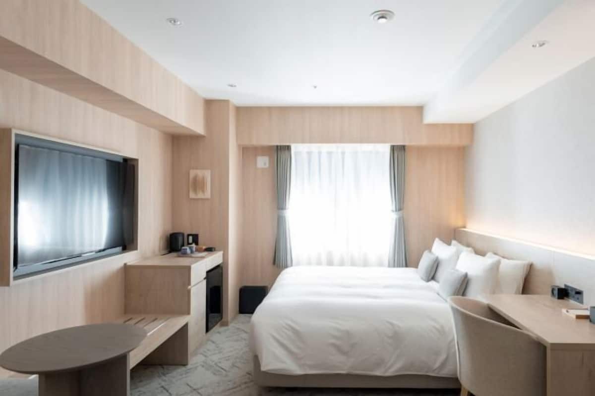 Premium bedding, down duvets, in-room safe, blackout curtains
