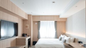 ユニバーサルダブル 禁煙 | 高級寝具、羽毛の掛け布団、セーフティボックス (室内)、遮光カーテン