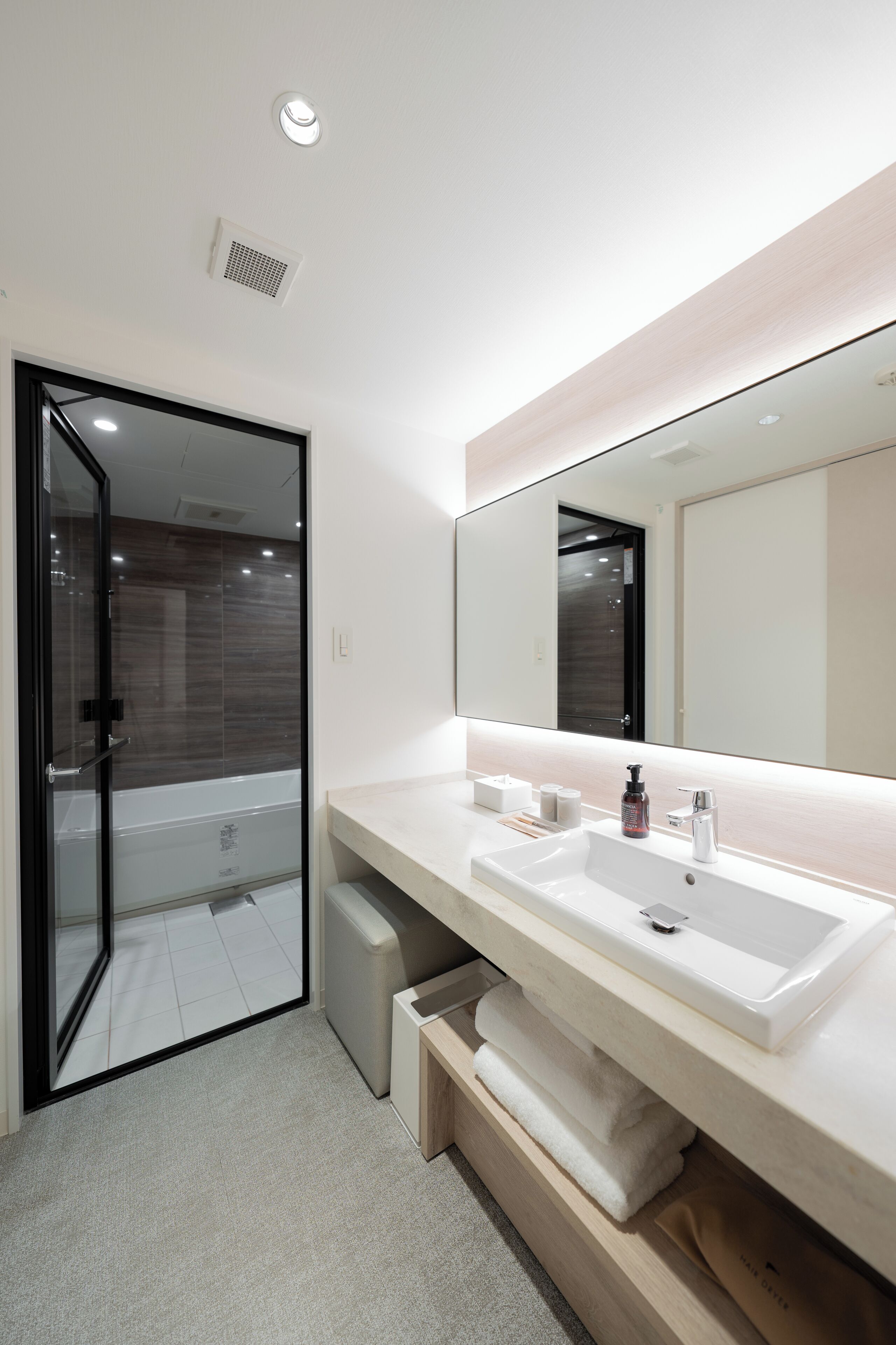 Badewanne und Dusche (separat), kostenlose Toilettenartikel