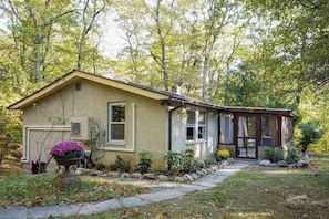 Exterior - Owl's Nest: A Pet-Friendly  Nature Lover's Getaway near Wineries & Hiking Trails (Marlboro)